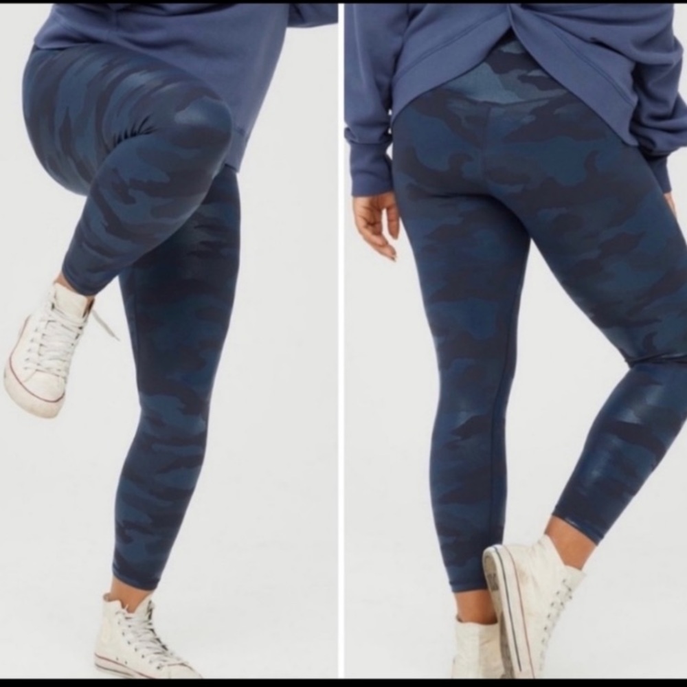 NWT AERIE Offline Real Me High Waisted Blue Camo Legging. Size Medium
